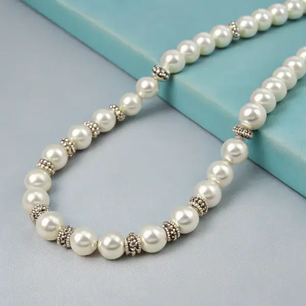 Colar com Detalhes de Pérolas