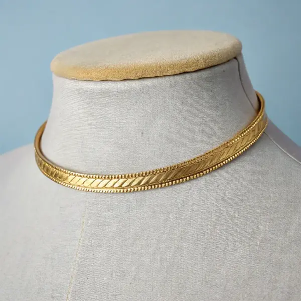 Colar Choker de Ouro com Detalhes Texturizados